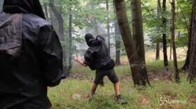 Marcia No Tav, guerriglia tra i boschi: pietrate e lacrimogeni tra attivisti e polizia