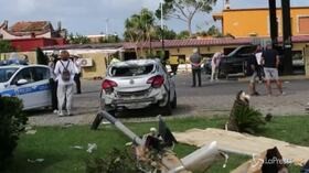 Alberi spezzati e auto distrutte: i danni del maltempo a Fiumicino