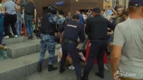 Mosca, manifestazione antigovernativa: arresti e pestaggi della polizia
