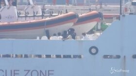 Migranti, la Gregoretti al porto di Augusta: restano a bordo i 131 extracomunitari