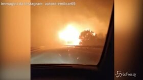 Incendio in Sardegna, un’auto sfiora le fiamme: “Non dovrebbero far passare”