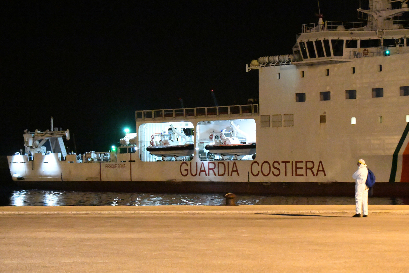 I migranti della Gregoretti sono sbarcati: scesi in 116