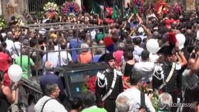 Carabiniere ucciso, palloncini bianchi all’uscita del feretro dalla chiesa