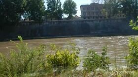 Cade da parapetto sul Tevere, morto 19enne francese a Roma