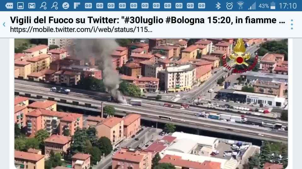 Due tir in fiamme sul raccordo della A14 a Bologna: traffico in tilt. Un morto e un ferito