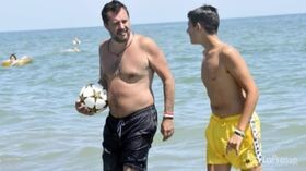 Il figlio di Salvini su moto d’acqua della polizia