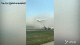 L’aereo sbuca all’improvviso dalle nuvole, l’atterraggio è da brivido