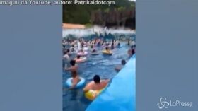 L’onda “Tsunami” travolge i bagnanti del parco acquatico. Panico e oltre 40 i feriti