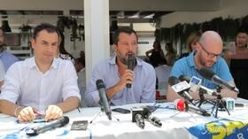 Moto d’acqua, litigio Salvini-cronista: “Lasci stare mio figlio”. E a una donna rom: “zingaraccia”