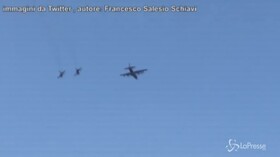 Boati nel cielo di Milano, sono le esercitazioni di tre aerei militari