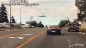 L’aereo in avaria atterra sulla tangenziale, l’inseguimento della polizia è virale