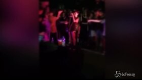 VIRAL PRESSE – Spettatore prende in giro Young Signorino a un concerto: il rapper lo schiaffeggia