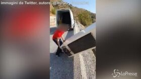 VIRAL PRESSE – Spagna, lancia un frigorifero dalla scogliera: “Riciclaggio…andiamo a riciclarlo”