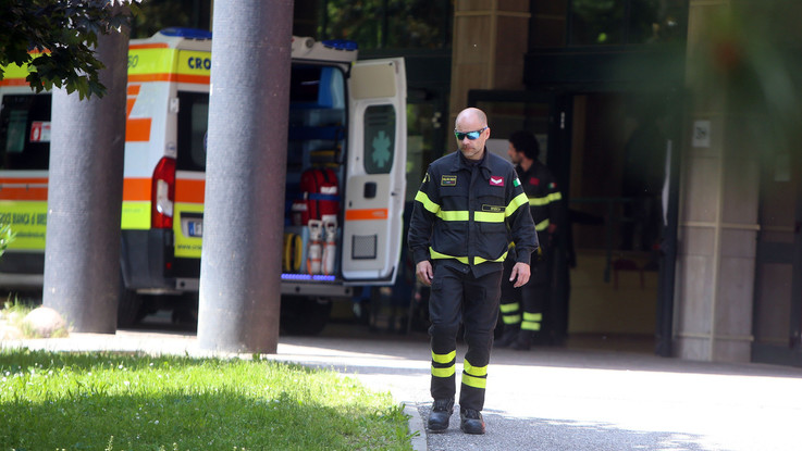Dodicenne francese ferito dal lancio di un cassonetto in spiaggia