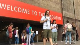 Bimbo di 6 anni cade dal tetto della Tate Modern
