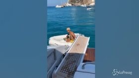 Ilary Blasi vede paparazzo in mare e lo invita sul suo yacht