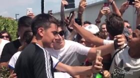 Juve: Dybala al JMedical tra la folla, selfie e foto per l’argentino