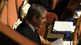 Dl Sicurezza, Airola cambia idea: “Voterò sì, la politica è ‘sangue e merda’”
