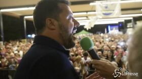 Salvini a Colico per la festa della Lega canta “Madonnina dai riccioli d’oro”