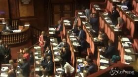 Dl Sicurezza, il governo pone la fiducia: coas in aula e applausi ironici del Pd che grida “vergogna”