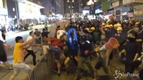 Mega rissa per le strade di Hong Kong, manifestanti pro democrazia affrontano oppositori filo cinesi