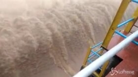 La cascata d’acqua è impressionate, diga aperta in India per le piogge torrenziali