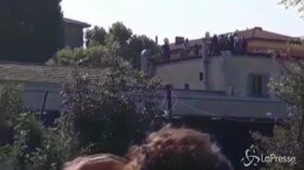Sgombero Bologna, gli attivisti dell’Xm24 asserragliati sul tetto