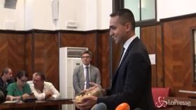 Pernigotti, Di Maio soddisfatto regala cioccolatini in sala
