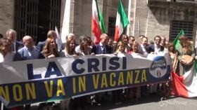 Flash mob di Fratelli d’Italia davanti al Mise: “La crisi non va in vacanza”