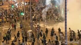 Guerriglia urbana Hong Kong: arresti e lacrimogeni per fermare i manifestanti