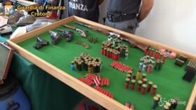 Fucili, pistole e munizioni nascoste nei capannoni a Crotone: 3 arresti