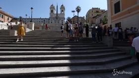 Roma, non è più possibile sedersi sulle scale di piazza di Spagna: controlli serratissimi