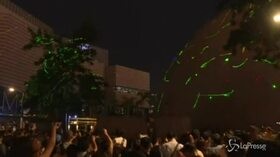 Hong Kong: migliaia di luci laser per protestare contro l’arresto di uno studente