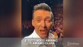 Olivia Newton-John ha il cancro, Hugh Jackman interrompe lo show e le urla: “Ti amiamo”