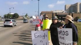 Sparatoria Dayton: l’arrivo di Trump tra le proteste