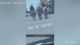 Afroamericano legato al cavallo come un animale, bufera sulla polizia in Texas