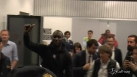 Lukaku all’Inter, tifosi in tripudio a Malpensa