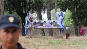 Ultrà Lazio ucciso, fiori e striscioni degli “Irriducilbili”