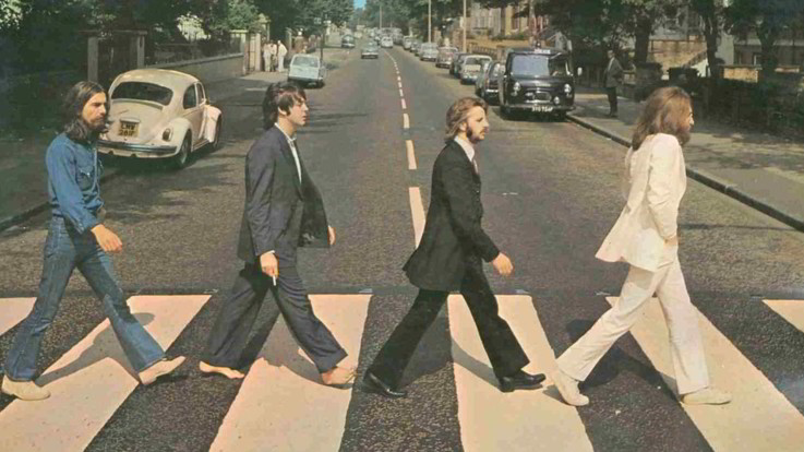 Compie 50 anni l'iconica foto dei Beatles sulle strisce ad Abbey Road