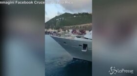 St. Maarten, crociera lascia a terra due turisti: l’equipaggio sembra salutarli con una mano gigante