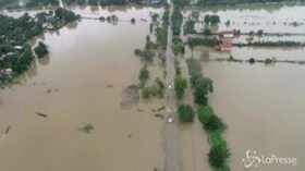Inondazioni in Myanmar: abitazioni semisommerse, ci si muove per le strade in canoa