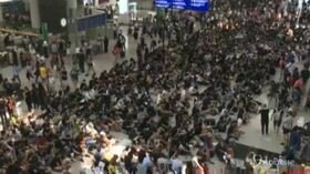 Hong Kong, il sit-in dei manifestanti all’aeroporto