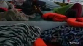 Porti chiusi per la Open Arms: i migranti dormono a bordo della nave