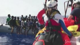 Ocean Viking, la nave della ong salva 85 migranti in mare
