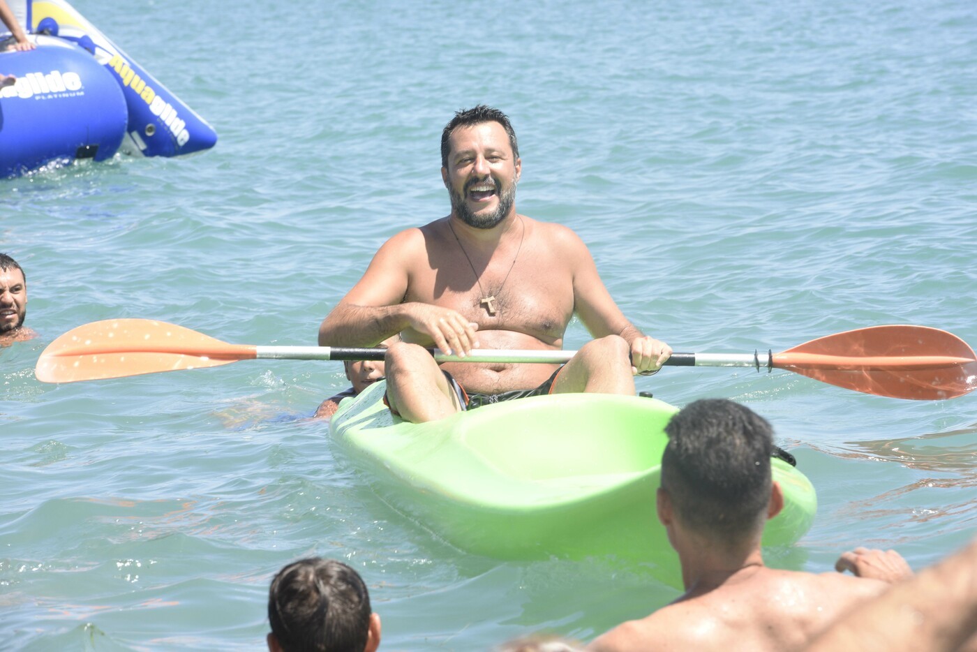 Salvini a Policoro, giornata in spiaggia tra selfie, canoa e contestazioni