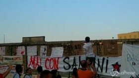 Salvini in Calabria, la protesta dei cittadini di Soverato: “Noi non dimentichiamo i suoi attacchi al Sud”