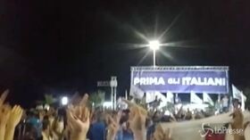 Salvini a Soverato, cori e fischi contro il leader leghista sotto il palco del comizio