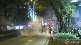 Hong Kong, i lacrimogeni della polizia contro i manifestanti