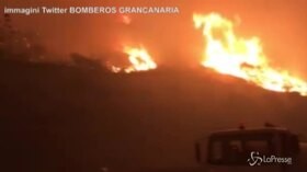Gigantesco incendio alle Canarie: le immagini delle fiamme