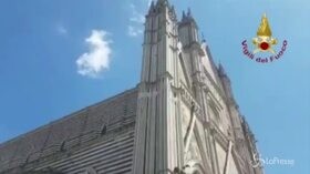 Cadono frammenti del Duomo di Orvieto: le immagini con il drone dei Vigili del Fuoco